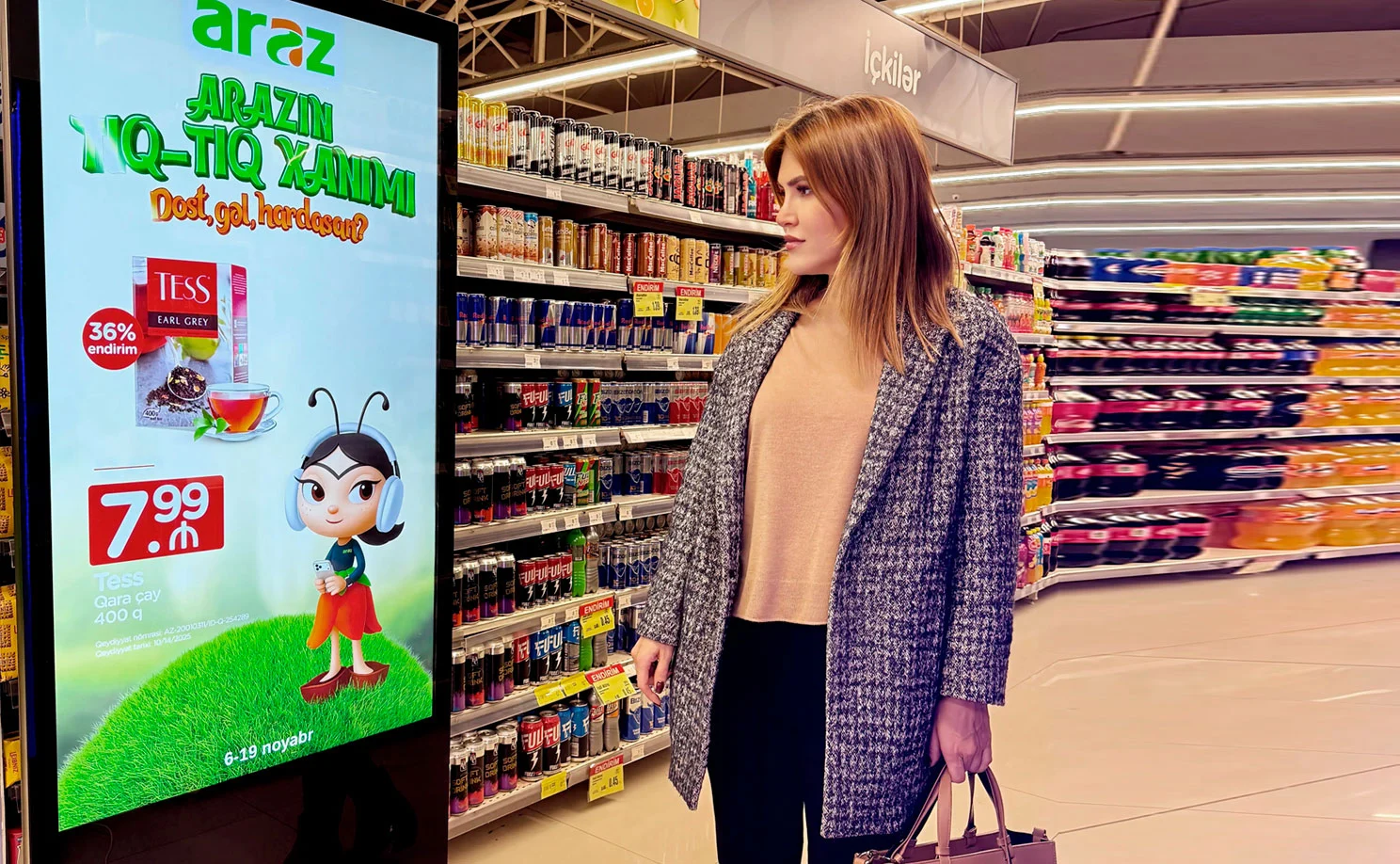 Supermarket interyerində 4K monitor