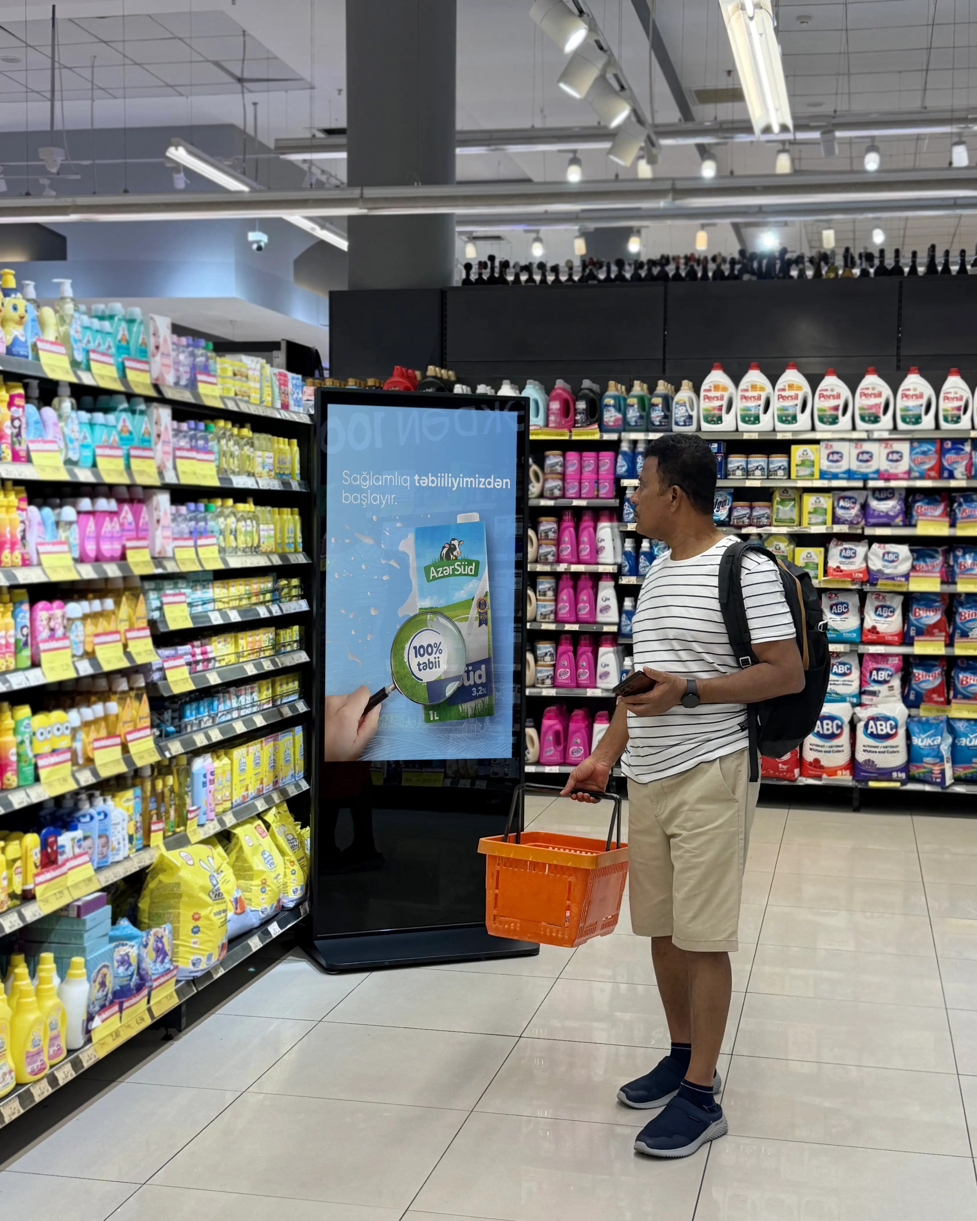 Müştəri axını olan supermarket